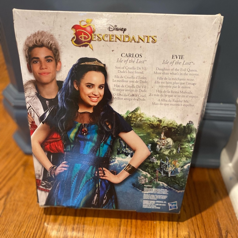 Descendent character dolls Carlos and Evie